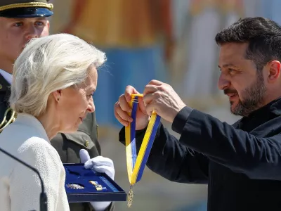 Ukraine's President Volodymyr Zelenskiy awards European Commission President Ursula von der Leyen with The Order of Europe during marking the Day of Ukrainian Statehood in front of St. Michael's Cathedral, amid Russia's attack on Ukraine, in Kyiv, Ukraine July 15, 2026. REUTERS/Valentyn Ogirenko