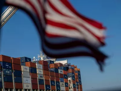 FILE PHOTO: A cargo ship full of shipping containers is seen at the port of Oakland, California, U.S., August 4, 2025. REUTERS/Carlos Barria/File Photo