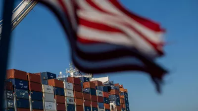 FILE PHOTO: A cargo ship full of shipping containers is seen at the port of Oakland, California, U.S., August 4, 2025. REUTERS/Carlos Barria/File Photo
