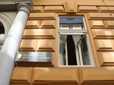 21.5.2026 - Ustavno sodi&scaron;če - vabimo vas na izjavo poslank Svobode Tereze Novak in Lucije Tacer Perlin. Poslanki bosta podprli Darka Nikolovskega, ki bo zaradi vpliva tujih obve&scaron;čevalnih služb, zaradi česar je bila kr&scaron;ena pravica do svobodnih volitev, vložil ustavno pritožbo.zjava poslank in vlagatelja bo danes, 21. 5. 2026, ob 9.00 pred vhodom na sedež Ustavnega sodi&scaron;ča RS (Beethovnova ulica 10).Foto: Luka Cjuha
