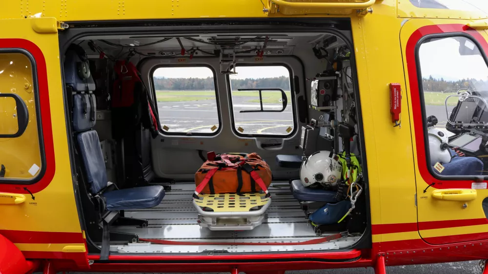 - Predstavljeni bodoči namenski helikopter,- 13.10.2025. _ Podpis pogodbe o nakupu dveh namenskih helikopterjev za nujno medicinsko pomoč med slovensko policijo in podjetjem Leonardo, ki sta jo podpisala Generalni direktor Policije Damjan Petrič in predstavnik podjetja Leonardo Andrea Mitreto.//FOTO: Bojan Velikonja