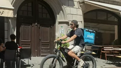 Legalna vožnja skozi pravno luknjo: Ne poganjajo pedalov, a vozijo po kolesarskih stezah