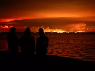 Tourists watch a wildfire burn in a forest area near the Arcachon Bay from Gujan-Mestras, in the Gironde department, amid worsening drought conditions following a heatwave and water shortages across much of France, July 24, 2026. REUTERS/Stephane Mahe   TPX IMAGES OF THE DAY
