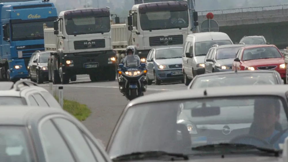 - dolenjska avtocesta - obnovitvena dela - prometni zastoj &ndash; kolone vozil - policija - zaprta polovica avtoceste na odseku Malence &ndash; &Scaron;marje Sap- obnova betonskega vozi&scaron;ča v predorih Debeli hrib in Mali vrh ter vozi&scaron;če na viaduktu Reber. - v obeh predorih posodobitev elektro-strojne opremo v skladu s smernicami EU. - saniracija 3,2 kilometra vozi&scaron;ča na odseku med predorom Mali vrh in izvozom Grosuplje - &Scaron;marje Sap, //FOTO: Matej Pov&scaron;eOPOMBA: ZA OBJAVO V ČASOPISU DNEVNIK