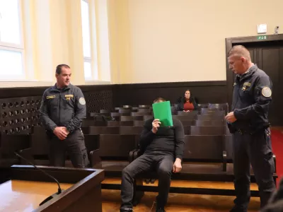 Maribor, razpravna dvorana okroznega sodisca.Na mariborskem sodiscu so izvedli predobravnavni narok zoper Kristjana Kamenika, ki je obtozen, da je bil del 18-clanske kriminalne zdruzbe, ki naj bi se ukvarjala s preprodajo drog.