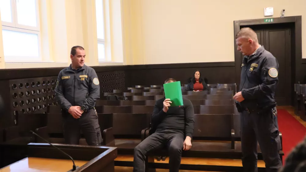 Maribor, razpravna dvorana okroznega sodisca.Na mariborskem sodiscu so izvedli predobravnavni narok zoper Kristjana Kamenika, ki je obtozen, da je bil del 18-clanske kriminalne zdruzbe, ki naj bi se ukvarjala s preprodajo drog.