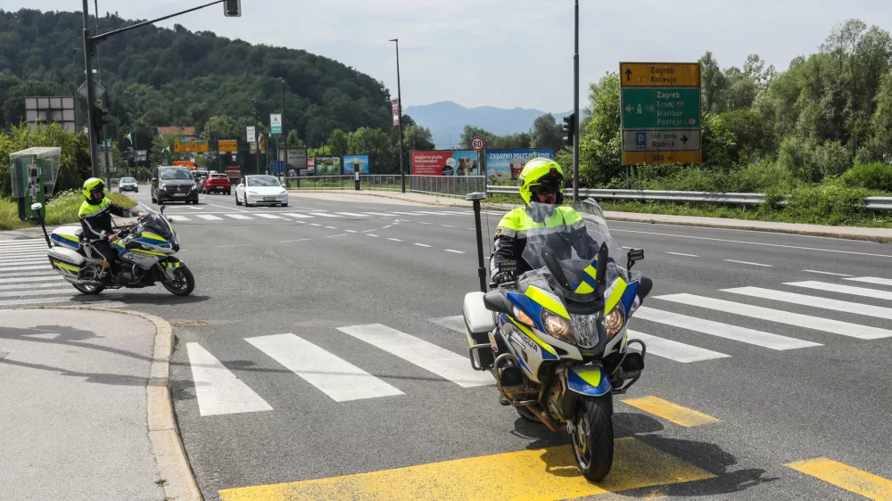 - Policist motorist, - 01.07.2026. - predstavitev preventivne kampanje #častnaprometna, s katero želi Policija udeležence v cestnem prometu spodbuditi, naj prepoznajo svoje prometne razvade in jih spremenijo v dobre navade.Robert Vehovec iz Uprave uniformirane policije na Generalni policijski upravi, je predstavil:- ključne podatke o prometni varnosti v poletnih mesecih,- najpogostej&scaron;e dejavnike tveganja za najhuj&scaron;e prometne nesreče,- namen in potek kampanje #častnaprometna,- način sodelovanja javnosti prek spletne strani kampanje,- policijske aktivnosti v poletni turistični sezoni.//FOTO: Bojan Velikonja
