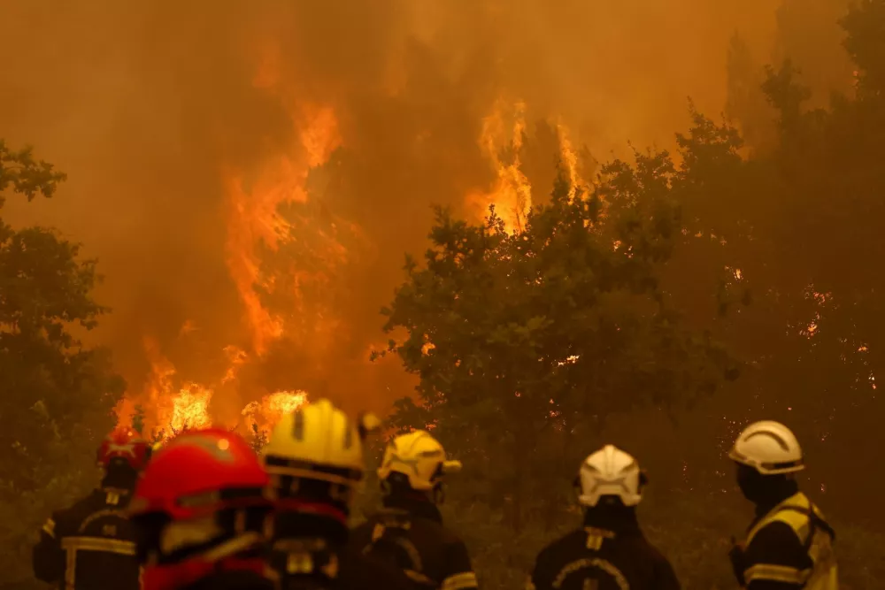 Firefighters work to extinguish flames during a wildfire in Lege-Cap-Ferret in the Gironde department, amongst worsening drought conditions following a heatwave and water shortages across much of France, July 24, 2026. REUTERS/Stephane Mahe