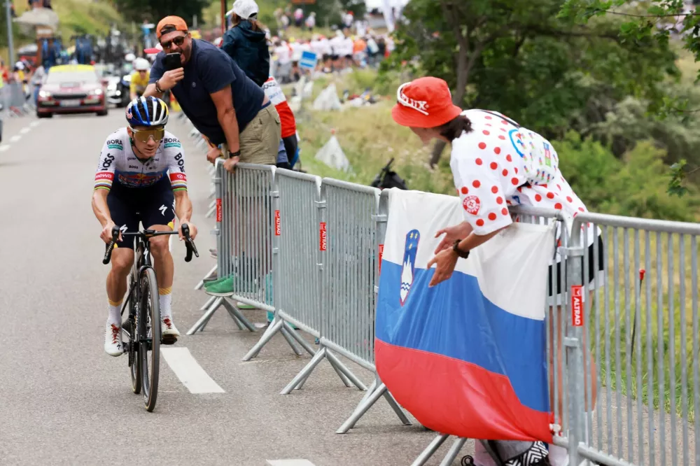 Cycling - Tour de France - Stage 20 - Le Bourg d'Oisans to Alpe d'Huez - Alpe d'Huez, France - July 25, 2026 Red Bull - BORA - hansgrohe's Remco Evenepoel in action as spectators react at the end of stage 20 REUTERS/Stephanie Lecocq