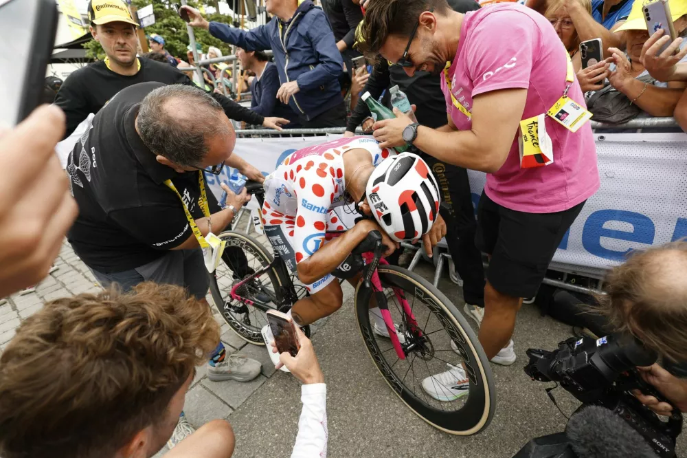 Cycling - Tour de France - Stage 20 - Le Bourg d'Oisans to Alpe d'Huez - Alpe d'Huez, France - July 25, 2026 EF Education - EasyPost's Richard Carapaz wearing the polka dot jersey celebrates winning stage 20 Pool via REUTERS/Yoan Valat