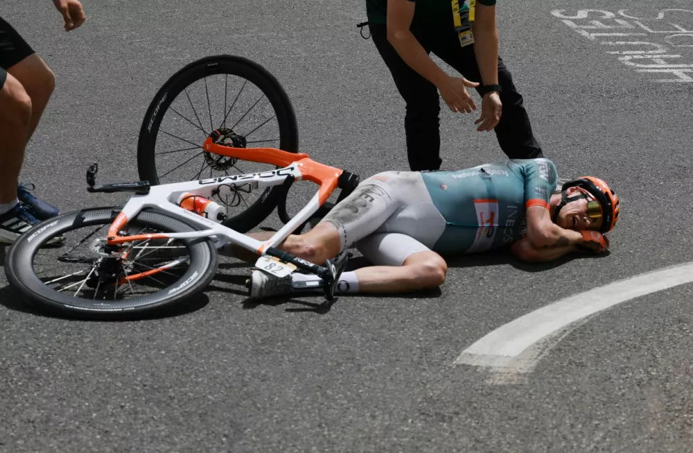 Cycling - Tour de France - Stage 20 - Le Bourg d'Oisans to Alpe d'Huez - Le Bourg d'Oisans, France - July 25, 2026 Netcompany INEOS Cycling Team's Thymen Arensman receives medical attention during stage 20 REUTERS/Stephanie Lecocq