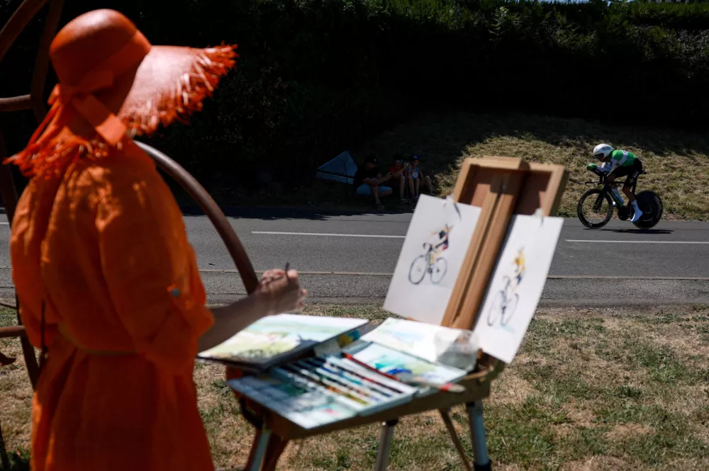 Cycling - Tour de France - Stage 16 - Evian-les-Bains - Thonon-les-Bains - Evian-les-Bains, France - July 21, 2026 Caja Rural - Seguros RGA's Stefano Oldani in action as a person paints at the side of the road during stage 16 individual time-trial REUTERS/Stephanie Lecocq  TPX IMAGES OF THE DAY