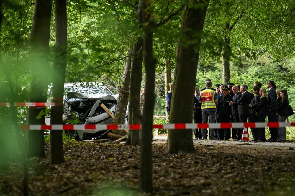 German Interior Minister Alexander Dobrindt and Berlin mayor Kai Wegner visit the site where a vehicle crashed into a crowd near Berlin's annual Christopher Street Day Pride parade on Saturday evening, leaving multiple people injured and the parade called off, in Berlin, Germany, July 26, 2026. REUTERS/Annegret Hilse   TPX IMAGES OF THE DAY