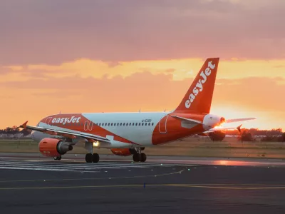 Letalo airbus na vzletni stezi. Slika je simbolična.