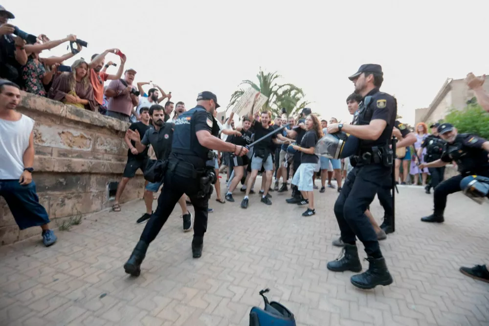 Police officers and demonstrators clash during a protest against mass tourism and gentrification in the Balearic Islands, in Palma de Mallorca, Spain, July 26, 2026. REUTERS/Francisco Ubilla