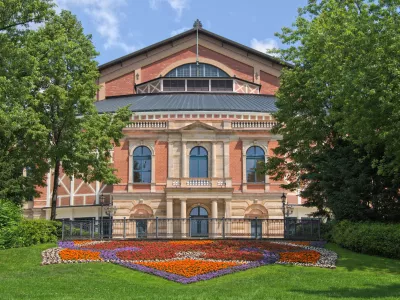 Festspielhaus na Zelenem griču v Bayreuthu, osrednje prizori&scaron;če uprizarjanja Wagnerjevih oper F Wikipedija