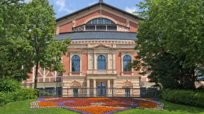 Festspielhaus na Zelenem griču v Bayreuthu, osrednje prizori&scaron;če uprizarjanja Wagnerjevih oper F Wikipedija