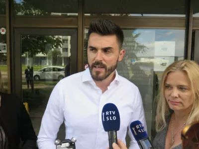 Koper, Okorzno sodisce Koper.Razglasitev sodbe v zadevi Kobra.Ivica Guberac z odvetnico Moniko Mavsar.