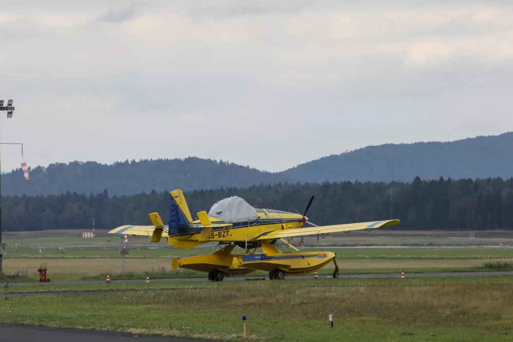 - Air tractor,- 13.10.2025. _ Podpis pogodbe o nakupu dveh namenskih helikopterjev za nujno medicinsko pomoč med slovensko policijo in podjetjem Leonardo, ki sta jo podpisala Generalni direktor Policije Damjan Petrič in predstavnik podjetja Leonardo Andrea Mitreto.//FOTO: Bojan Velikonja