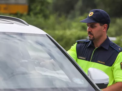 - Policist motorist, - policijska kontrola prometa,- alkotest,- 01.07.2026. - predstavitev preventivne kampanje #častnaprometna, s katero želi Policija udeležence v cestnem prometu spodbuditi, naj prepoznajo svoje prometne razvade in jih spremenijo v dobre navade.Robert Vehovec iz Uprave uniformirane policije na Generalni policijski upravi, je predstavil:- ključne podatke o prometni varnosti v poletnih mesecih,- najpogostej&scaron;e dejavnike tveganja za najhuj&scaron;e prometne nesreče,- namen in potek kampanje #častnaprometna,- način sodelovanja javnosti prek spletne strani kampanje,- policijske aktivnosti v poletni turistični sezoni.//FOTO: Bojan Velikonja