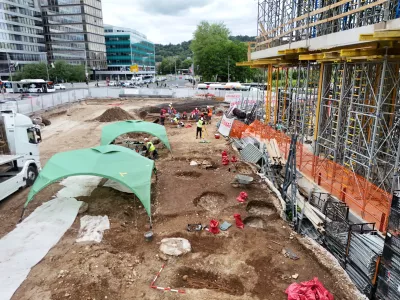 Arheolo&scaron;ke raziskave sredi gradbi&scaron;ča bodočega Potni&scaron;kega centra Ljubljana (križi&scaron;če Slovenske z Masarykovo cesto). V ospredju skeletni grob iz 3., oziroma 4. stoletja; prazne jame so že oči&scaron;čeni in dokumentirani žgani grobovi iz 1. in 2. stoletja. 