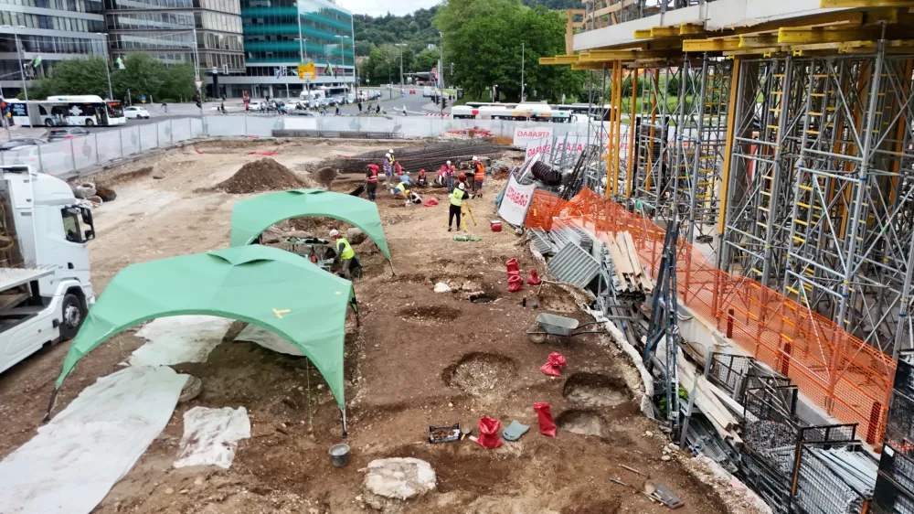 Arheolo&scaron;ke raziskave sredi gradbi&scaron;ča bodočega Potni&scaron;kega centra Ljubljana (križi&scaron;če Slovenske z Masarykovo cesto). V ospredju skeletni grob iz 3., oziroma 4. stoletja; prazne jame so že oči&scaron;čeni in dokumentirani žgani grobovi iz 1. in 2. stoletja. 