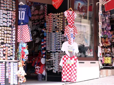 20.07.2026., Zagreb - Nije novost da na trzistu suvenira znacajan udio ima kineska roba, ali vec letimican pogled na zagrebacku ponudu dovodi do zakljucka da bi malo duzi poremecaj transporta iz Kine srusio cjelokupnu prodaju suvenira u gradu. Najvise se nude magneti za hladnjake, navijacki rekviziti, platnene vrecice i poneka zastava. Magneti se prodaju za 1 do 3 eura, majice od 5 do 10 kao i platnene vrecice, a u tu kategoriju cijena spada i hrpa plisanaca i plasticnih igracki koja se samo uvjetno moze dovesti u vezu sa Zagrebom. Photo: Patrik Macek/PIXSELL