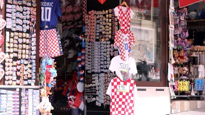 20.07.2026., Zagreb - Nije novost da na trzistu suvenira znacajan udio ima kineska roba, ali vec letimican pogled na zagrebacku ponudu dovodi do zakljucka da bi malo duzi poremecaj transporta iz Kine srusio cjelokupnu prodaju suvenira u gradu. Najvise se nude magneti za hladnjake, navijacki rekviziti, platnene vrecice i poneka zastava. Magneti se prodaju za 1 do 3 eura, majice od 5 do 10 kao i platnene vrecice, a u tu kategoriju cijena spada i hrpa plisanaca i plasticnih igracki koja se samo uvjetno moze dovesti u vezu sa Zagrebom. Photo: Patrik Macek/PIXSELL