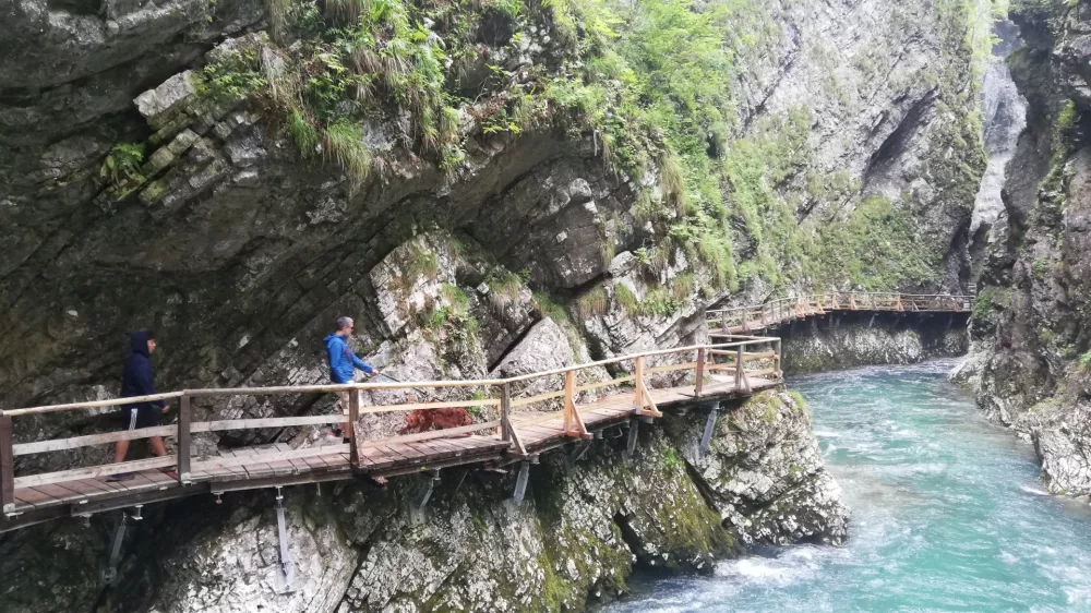 "Znatna od&scaron;kodnina" za Madžarko, na katero je v Vintgarju padla skala