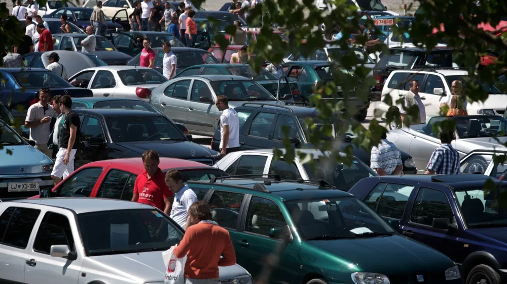 -Avto sejem, Cesta dveh cesarjev, prodaja rabljenih avtomobilov in avto delov//FOTO: Luka CjuhaOPOMBA: ZA OBJAVO V ČASOPISU DNEVNIK