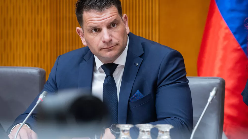 Ljubljana, DZSeja kolegija predsednika DZ o sklicu izredne seje DZ, na kateri bi na zahtevo opozicije znova poskusili z odreditvijo parlamentarnih preiskav o Black Cube in obvodnem financiranju politicnih strank.Predsednik DZ Zoran Stevanovic.