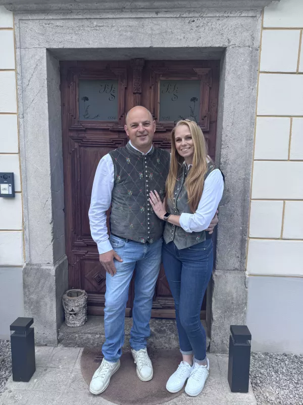 Zakonca Jože in Jelena &Scaron;trubelj vabita, da jih obi&scaron;čete na njuni družinski kmetiji. 