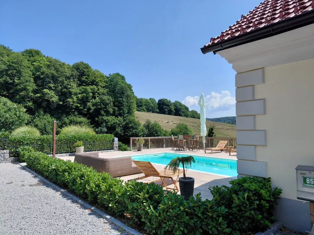 V poletnih mesecih se gostje lahko ohladijo v bazenu in spremljajo igro konj na bližnjem pa&scaron;niku. 