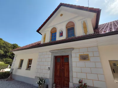 Povsem prenovljena družinska hi&scaron;a, ki jo je leta 1886 dal zgraditi takratni župnik Janez Habjan. F Vesna Levičnik
