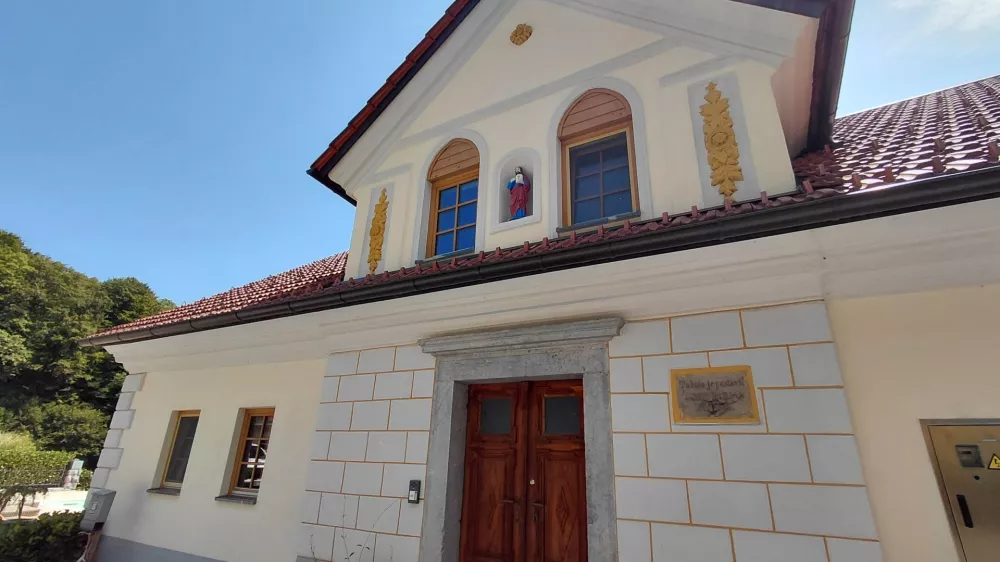 Povsem prenovljena družinska hi&scaron;a, ki jo je leta 1886 dal zgraditi takratni župnik Janez Habjan. F Vesna Levičnik