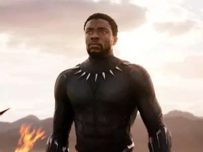 Umrl je Črni panterV soboto je svet &scaron;okirala vest o smrti 43-letnega ameri&scaron;kega igralca Chadwicka Bosemana, znanega po vlogi iz Marvelovega filma Črni panter. Boseman je izgubil &scaron;tiriletno bitko z rakom, za katero večina sploh ni vedela, saj tega nikoli ni razkril javnosti. Boseman je pozornost kot igralec najprej vzbudil z upodobitvami Jackieja Robinsona v filmu 42 in soul pevca Jamesa Browna Get on Up, med zvezde pa ga je izstrelila vloga superheroja Črnega panterja in vladarja izmi&scaron;ljene tehnolo&scaron;ko najnaprednej&scaron;e države na svetu Wakande. Črni panter, ki je postal eden od najdobičkonosnej&scaron;ih filmov vseh časov, saj je zaslužil več kot 1,3 milijarde dolarjev, je prvi superherojski film, ki je bil nominiran za oskarja, leta 2022 pa bi v kinematografe moralo priti njegovo nadaljevanje, spet z Bosemanom v glavni vlogi.
