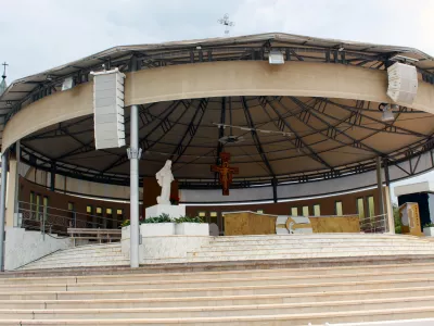 Outdoor altar with statue and crucifix at Medjugorje church / Foto: Adrian Pacurariu Getty Images
