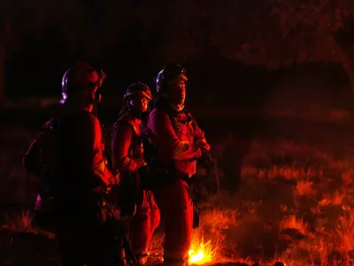 Firefighters use controlled burning to halt a wildfire that continues to spread near Cebreros, &Aacute;vila province, Spain, Tuesday, July 28, 2026. (AP Photo/Manu Fernandez)
