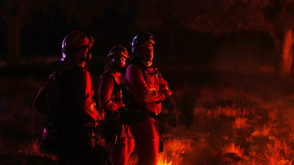Firefighters use controlled burning to halt a wildfire that continues to spread near Cebreros, &Aacute;vila province, Spain, Tuesday, July 28, 2026. (AP Photo/Manu Fernandez)