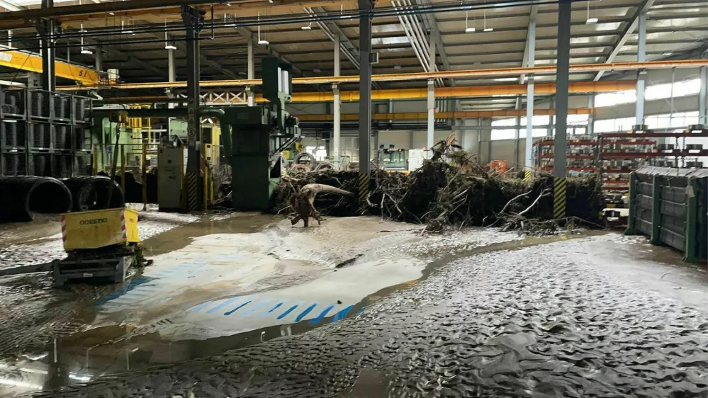 Naplavine v proizvodnih prostorih so po&scaron;kodovale stroje in občutljivo opremo. F KLS Ljubno