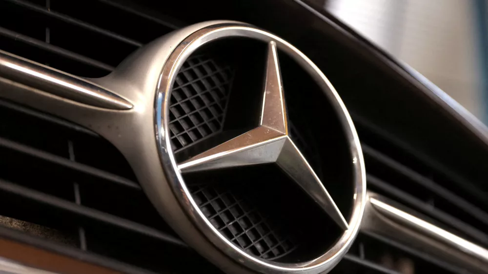 FILE PHOTO: Mercedes-Benz logo is seen in this illustration taken July 28, 2025. REUTERS/Dado Ruvic/Illustration/File Photo