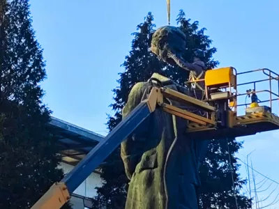 Velenje, Titov trg.Velenjska obcina je danes obnovila Titov spomenik.