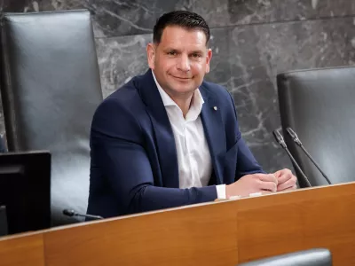Ljubljana, DZ.Izredna seja DZ, na kateri so obravnavali predlog zakona o interventnih ukrepih za razvoj Slovenije, predlog odloka o ustanovitvi in nalogah delovnih teles DZ ter mandatno-volilne zadeve.Predsednik DZ Zoran Stevanovic.