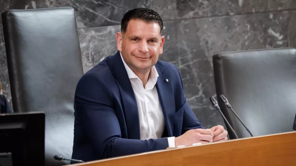 Ljubljana, DZ.Izredna seja DZ, na kateri so obravnavali predlog zakona o interventnih ukrepih za razvoj Slovenije, predlog odloka o ustanovitvi in nalogah delovnih teles DZ ter mandatno-volilne zadeve.Predsednik DZ Zoran Stevanovic.