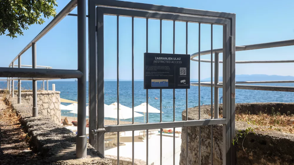 20.7.2026. Rijeka - Drzavno odvjetnistvo Republike Hrvatske (DORH) i sluzbeno je potvrdilo kako provodi izvide vezane uz plazu ispred rijeckog hotela Hilton Costabella Beach Resort & Spa. Ova potvrda predstavlja novi korak u visemjesecnom sporu koji je prerastao u prvorazredno politicko pitanje i simbol borbe za javni pristup pomorskom dobru. Photo: Nel Pavletic/PIXSELL
