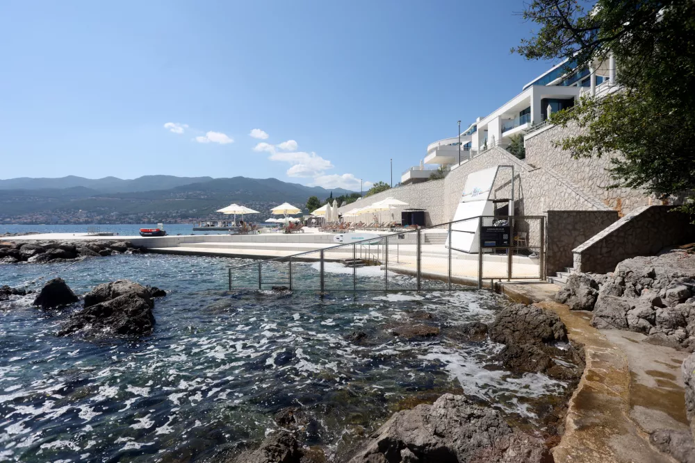 20.7.2026. Rijeka - Drzavno odvjetnistvo Republike Hrvatske (DORH) i sluzbeno je potvrdilo kako provodi izvide vezane uz plazu ispred rijeckog hotela Hilton Costabella Beach Resort & Spa. Ova potvrda predstavlja novi korak u visemjesecnom sporu koji je prerastao u prvorazredno politicko pitanje i simbol borbe za javni pristup pomorskom dobru. Photo: Nel Pavletic/PIXSELL