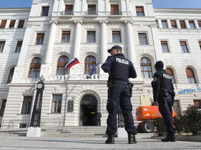 - 07.03.2022 - Vrhovno sodi&scaron;če Ljubljana, Tavčarjeva 9 - bombni preplah v sodni palači - zaradi grožnje z bombo so izpraznili ljubljansko sodno palačo//FOTO: Tomaž Skale