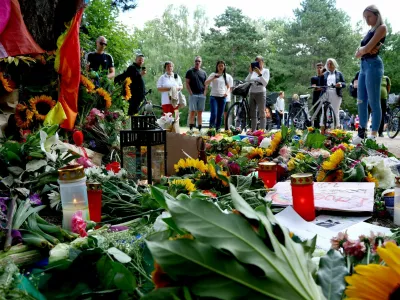 People visit a makeshift memorial at Tiergarten park, after a deadly attack in which a vehicle crashed into a crowd near Berlin's annual Christopher Street Day Pride parade on Saturday evening, leaving one dead and multiple others injured, in Berlin, Germany, July 28, 2026. REUTERS/Lisi Niesner   TPX IMAGES OF THE DAY