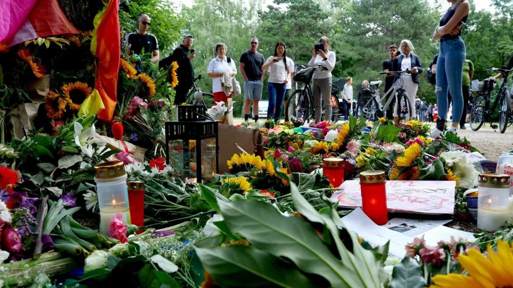 People visit a makeshift memorial at Tiergarten park, after a deadly attack in which a vehicle crashed into a crowd near Berlin's annual Christopher Street Day Pride parade on Saturday evening, leaving one dead and multiple others injured, in Berlin, Germany, July 28, 2026. REUTERS/Lisi Niesner   TPX IMAGES OF THE DAY