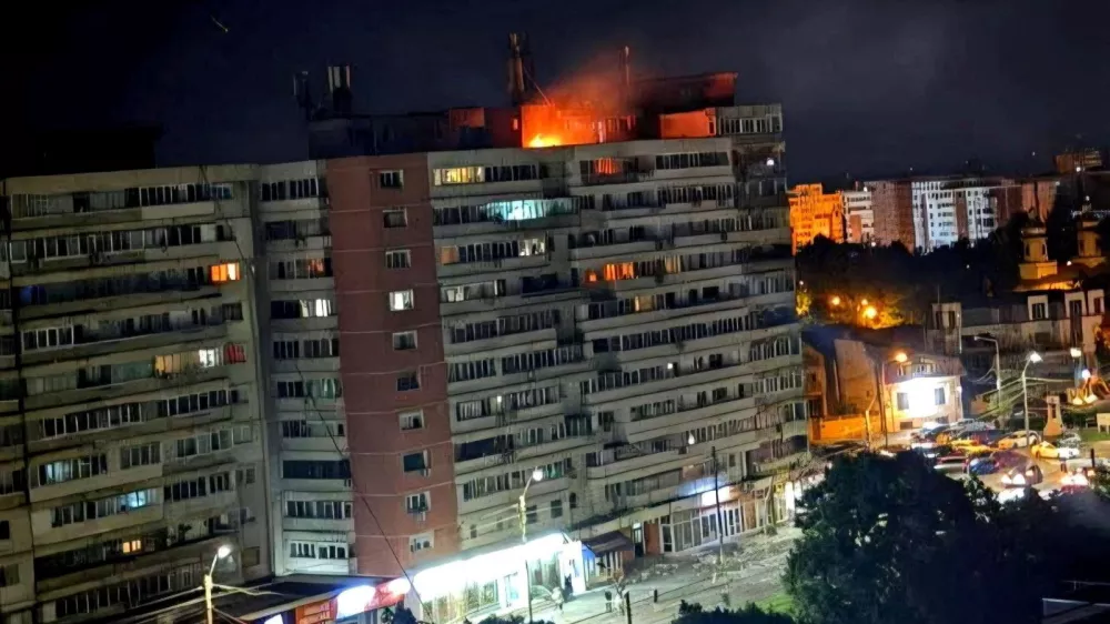 A fire burns on the roof of a 10-story block of flats after a drone crashed into the building, causing an explosion and injuring two people, near the border with Ukraine, in Galati, Romania, in this handout image released on May 29, 2026. Romanian Department for Emergency Situations (DSU)/Handout via REUTERS ATTENTION EDITORS - THIS IMAGE HAS BEEN SUPPLIED BY A THIRD PARTY. NO RESALES. NO ARCHIVES.